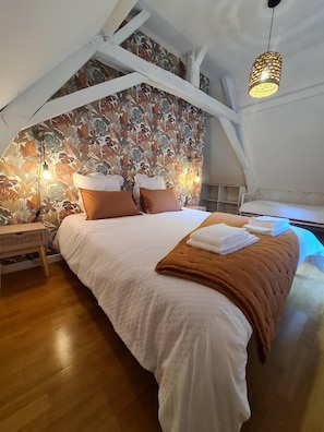 5 bedrooms, desk, iron/ironing board, travel cot