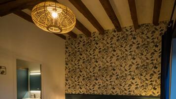 5 habitaciones, escritorio y tabla de planchar con plancha