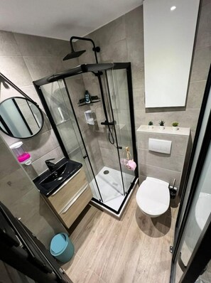 Haartrockner, Handtücher, Toilettenpapier