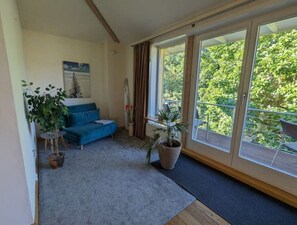 Fernseher, DVD-Player, Bücher, Videothek