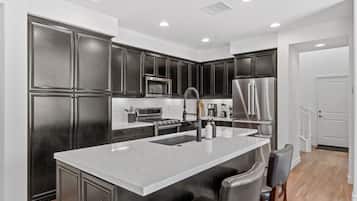 Frigorífico, microondas, horno y placa de cocina