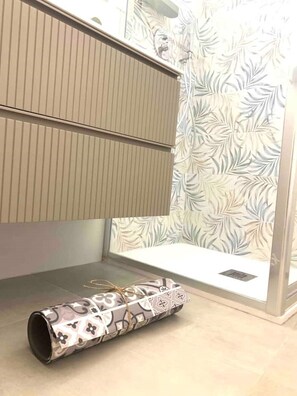 Bruser, hårtørrer, bidet, håndklæder