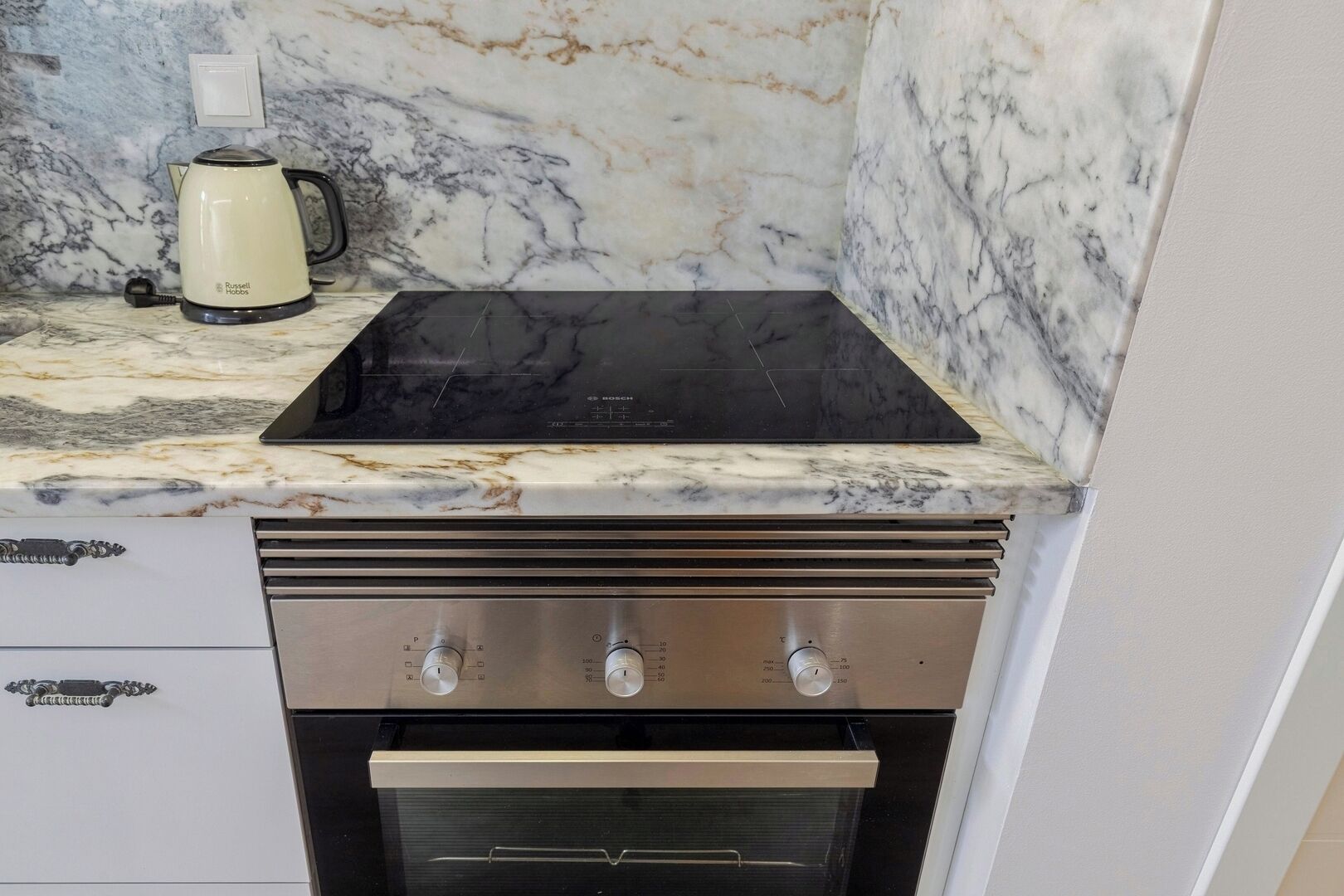 Geladeira, micro-ondas, fogão, cooktop