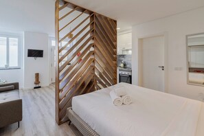 1 slaapkamer, een bureau, een strijkplank/strijkijzer, reisbedje