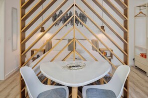 1 slaapkamer, een bureau, een strijkplank/strijkijzer, reisbedje