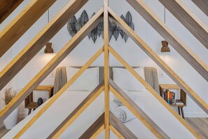 1 soverom, skrivebord, strykejern/-brett og reiseseng for barn