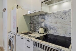 Kjøleskap, mikrobølgeovn, ovn og kokeplater