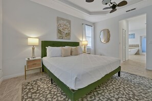 3 dormitorios, escritorio, tabla de planchar con plancha y cuna de viaje