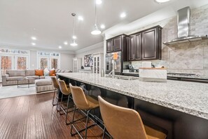 Fridge, microwave, oven, stovetop - Mins to Annap; Luxury Townhome (Arnold)