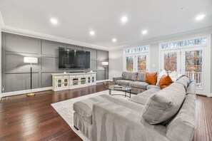 Smart TV, DVD player, offices - Mins to Annap; Luxury Townhome (Arnold)