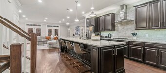 Mins to Annap; Luxury Townhome