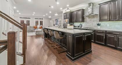 Mins to Annap; Luxury Townhome