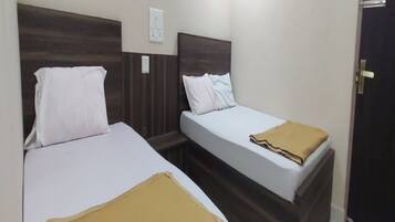 Triple Room | 1 bedroom, hypo-allergenic bedding, desk, blackout curtains