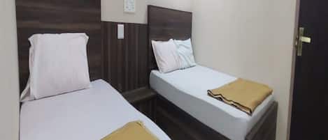 Triple Room | 1 bedroom, hypo-allergenic bedding, desk, blackout drapes