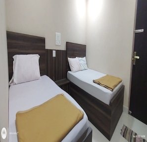 三人房 | 防过敏的被褥、办公桌、遮光窗帘、床单