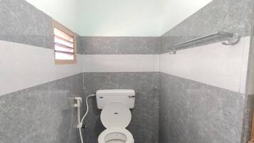 Executive Room | Bathroom | Shower, rainfall showerhead, towels