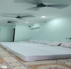 Hypo-allergenic bedding, desk, blackout curtains, bed sheets - Sri Sivalakshmi AC Guest House (Vriddhachalam)