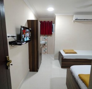 Hypo-allergenic bedding, desk, blackout curtains, bed sheets - Sri Sivalakshmi AC Guest House (Vriddhachalam)