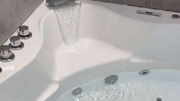 Studio | Bathroom | Combined shower/bathtub, deep-soaking bathtub, hair dryer, towels