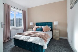2 bedrooms, internet, bed sheets