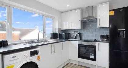 Spacious Living Room & Modern Comforts, Sleeps 4