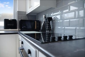 Réfrigérateur, four à micro-ondes, un four, surface de cuisson