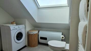 Douche, articles de toilette gratuits, sĂšche-cheveux