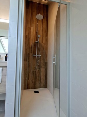 Een douche, gratis toiletartikelen, een haardroger, handdoeken