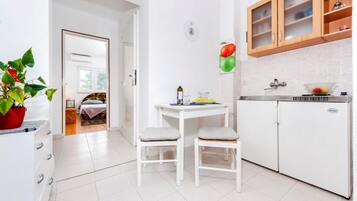 Monolocale | Cucina privata | Frigorifero con congelatore, piano cottura, macchina per tè/caffè