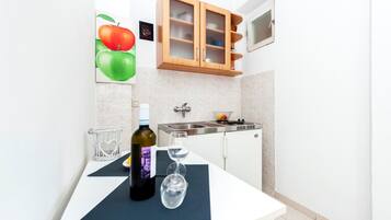 Studio | Eigene Küche | Großer Kühlschrank, Herdplatte, Wasserkocher mit Kaffee-/Teezubehör