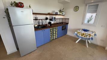 Kühlschrank, Ofen, Herdplatte, Kochgeschirr/Geschirr/Besteck