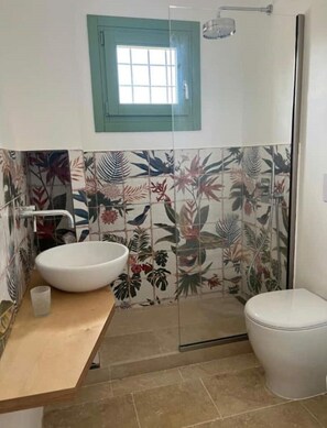 Douche, bidet, serviettes fournies, savon