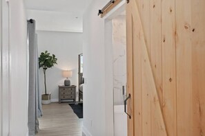 4 bedrooms, iron/ironing board, travel cot, WiFi - *The Monty* Stylish Old Town Oasis w/ Private Pool (Scottsdale)