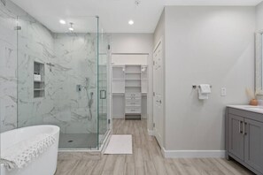 Dusche, Haartrockner, Handtücher