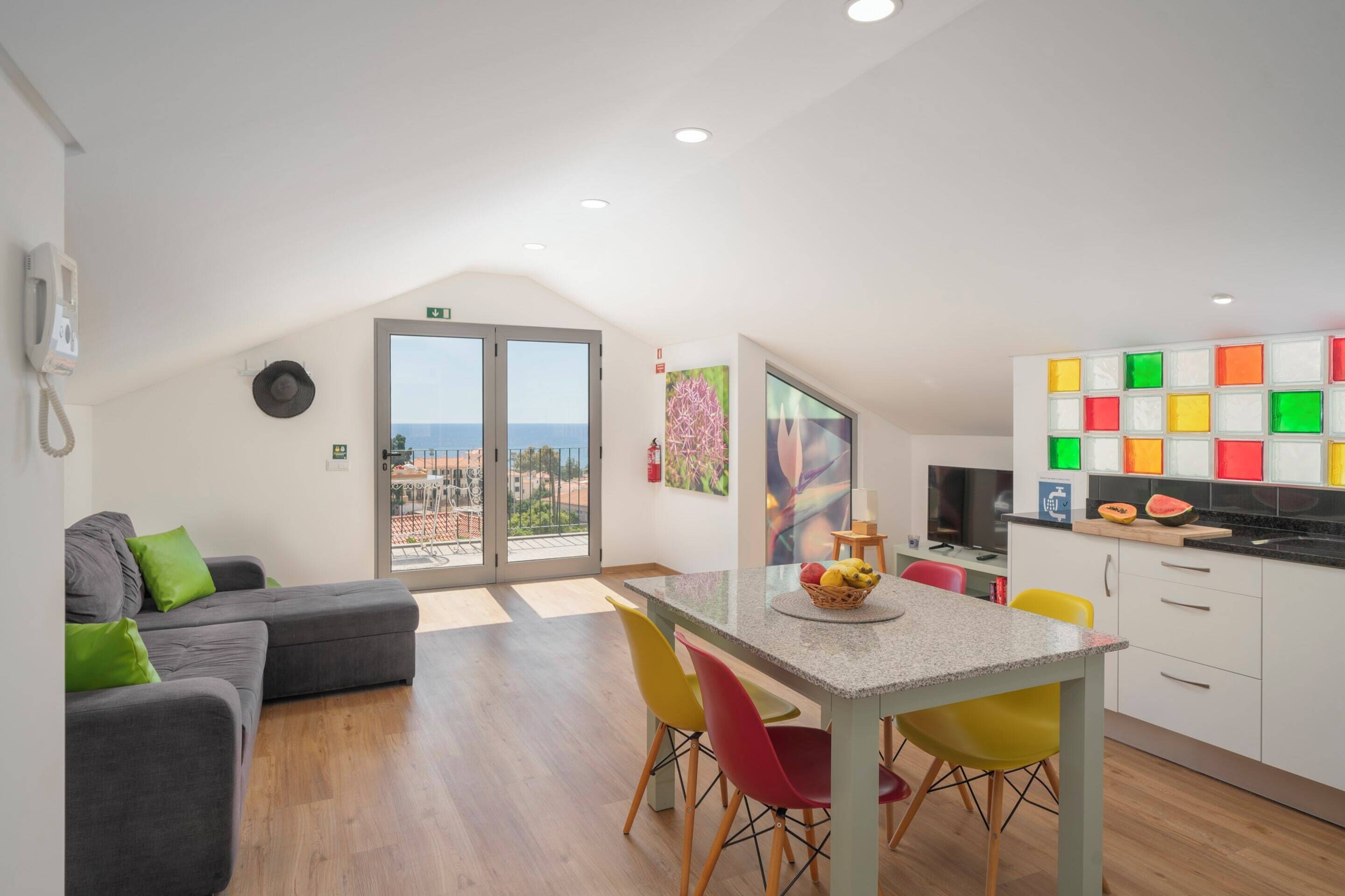 City Apartment, 1 Queen Bed, Sea View | Dining