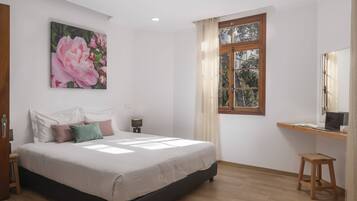 Casa básica, varias camas, vistas al mar | 4 dormitorios, escritorio, espacio para trabajar con un portátil