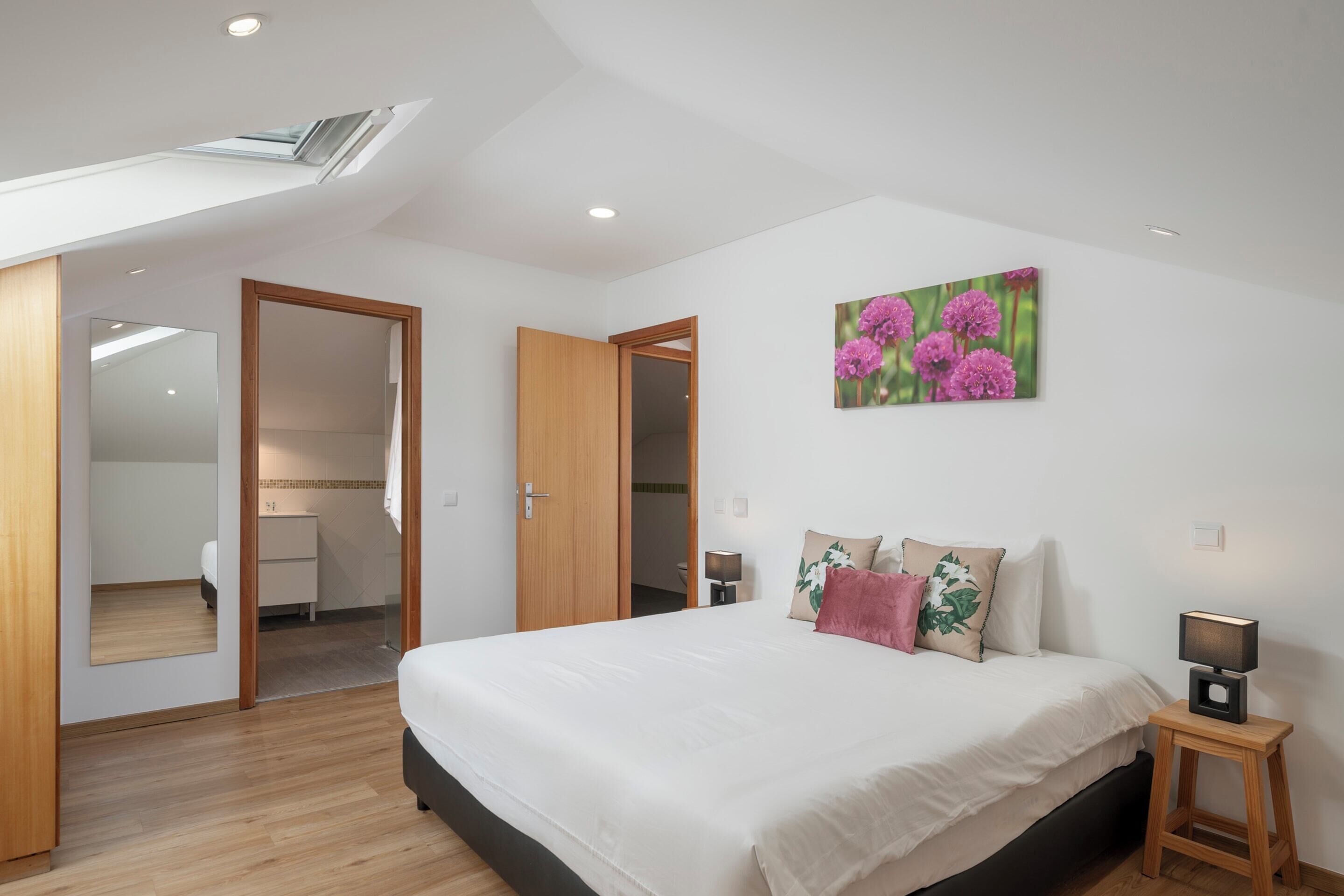 4 عدّة غرف نوم ومكتب ومساحة عمل للكمبيوتر المحمول ومكواة/لوح كي