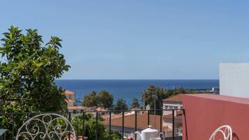 Perustalo, useita sänkyjä, merinäköala | Ulkoruokailutilat