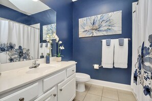 Regadera, secadora de cabello, toallas, jabón 