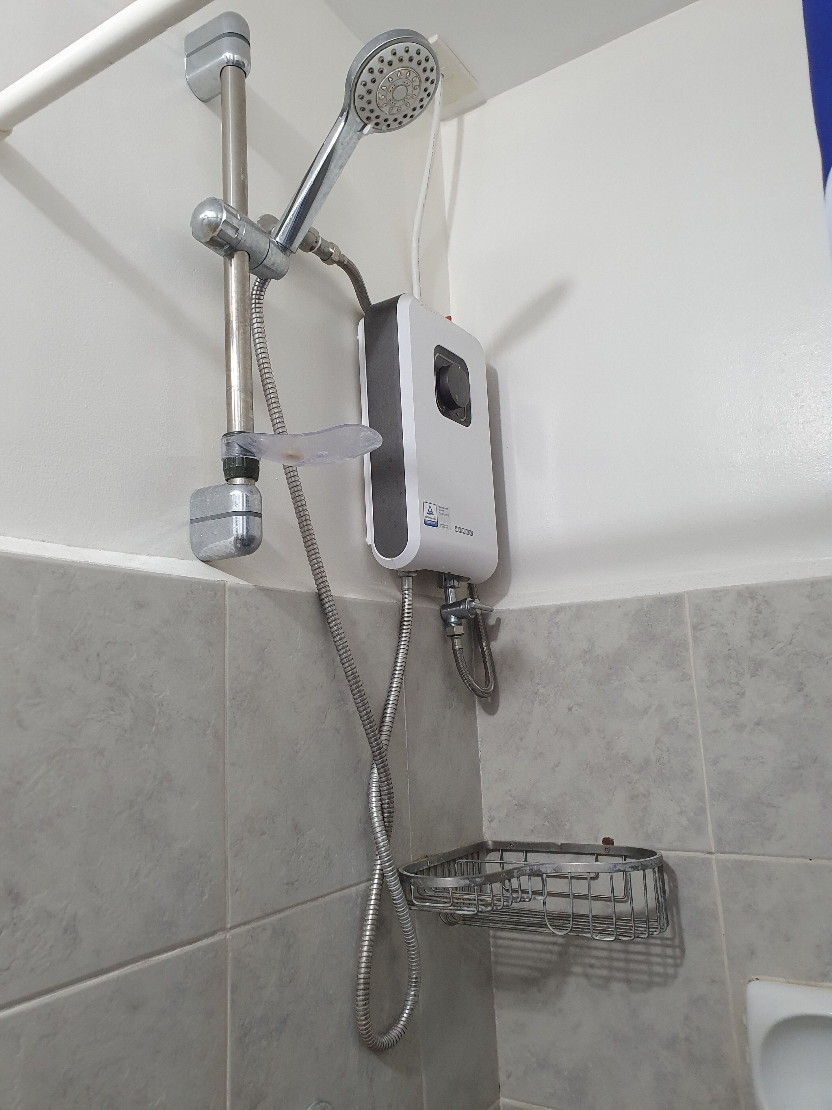 Sèche-cheveux, serviettes fournies, savon, papier toilette