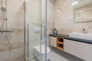 تجهيزات دش، مناشف، ورق حمّام