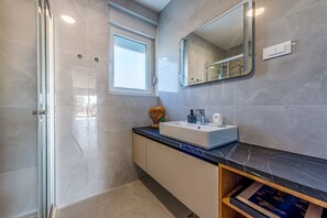 Douche, serviettes fournies, papier toilette