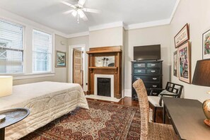 2 bedrooms, iron/ironing board, WiFi, bed sheets - Spacious Canal St. 2br On Streetcar Line (New Orleans)