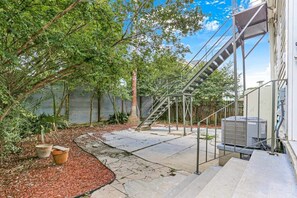 Property grounds - Spacious Canal St. 2br On Streetcar Line (New Orleans)