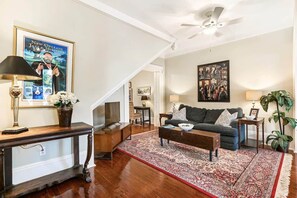 TV, offices - Spacious Canal St. 2br On Streetcar Line (New Orleans)