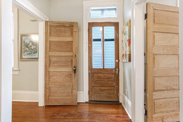 Interior - Spacious Canal St. 2br On Streetcar Line (New Orleans)