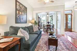 TV, offices - Spacious Canal St. 2br On Streetcar Line (New Orleans)