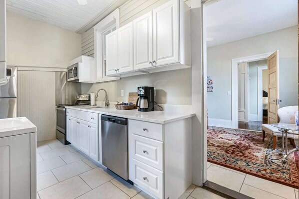 Fridge, microwave, oven, stovetop - Spacious Canal St. 2br On Streetcar Line (New Orleans)
