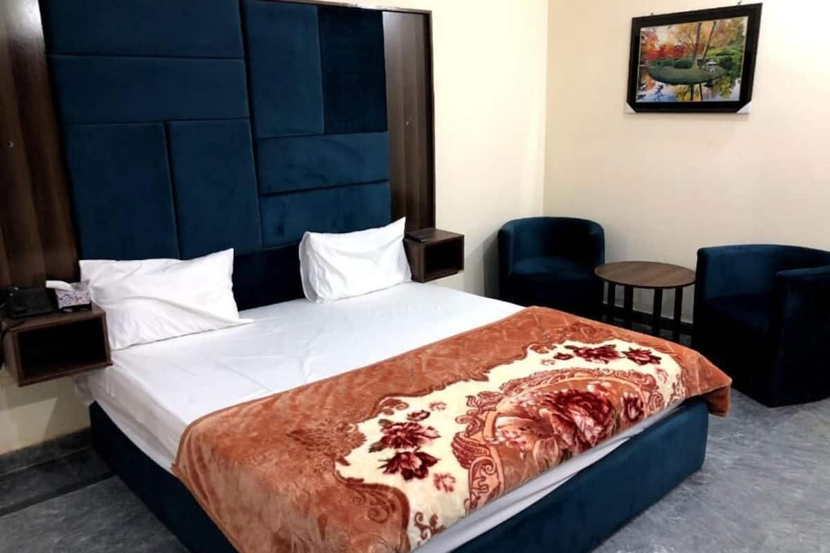 deluxe double room | soundproofing, iron/ironing board, free wifi