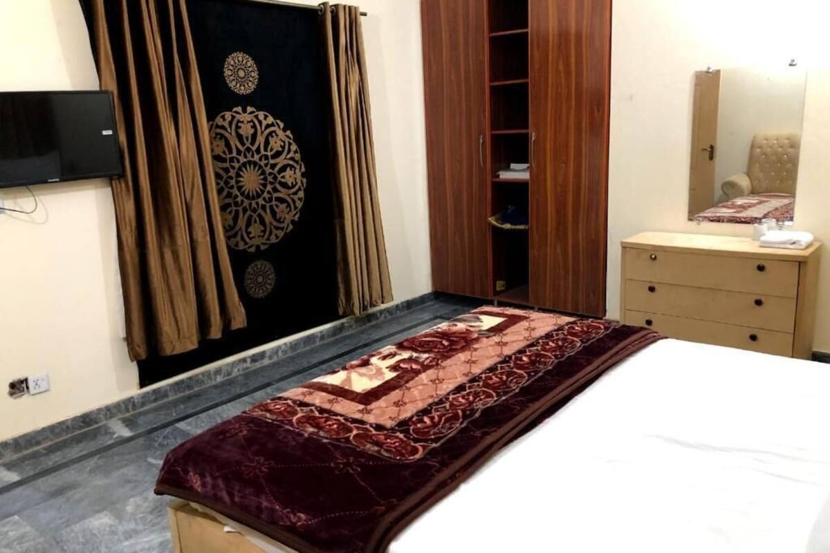 deluxe double room | soundproofing, iron/ironing board, free wifi